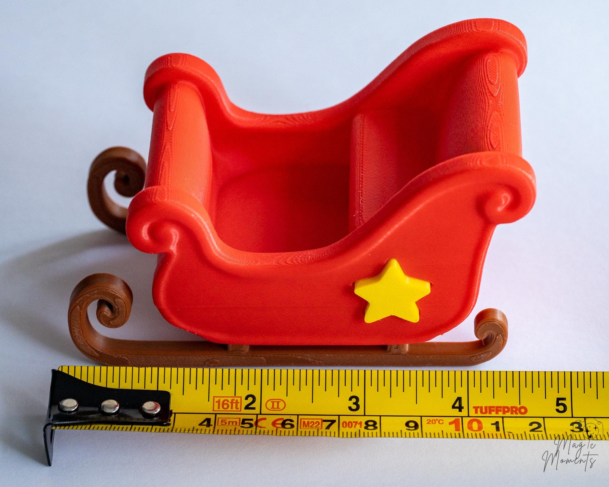 red christmas sleigh decor