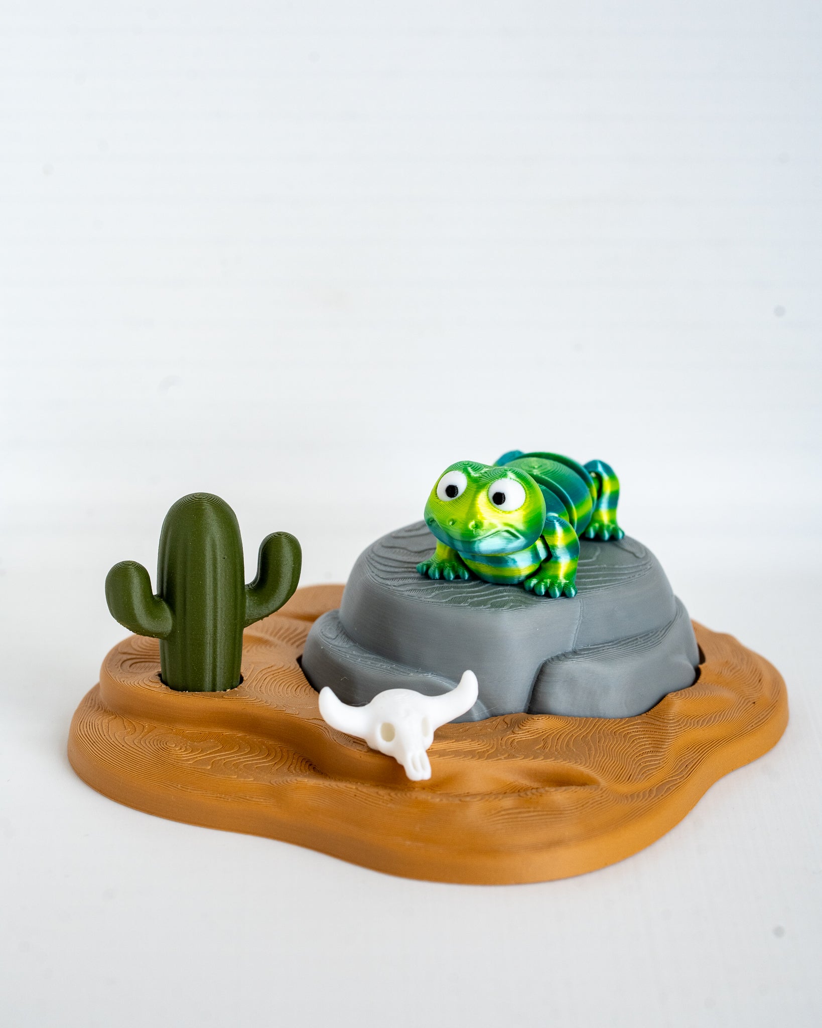 Desert lizard decorative scene with cactus base