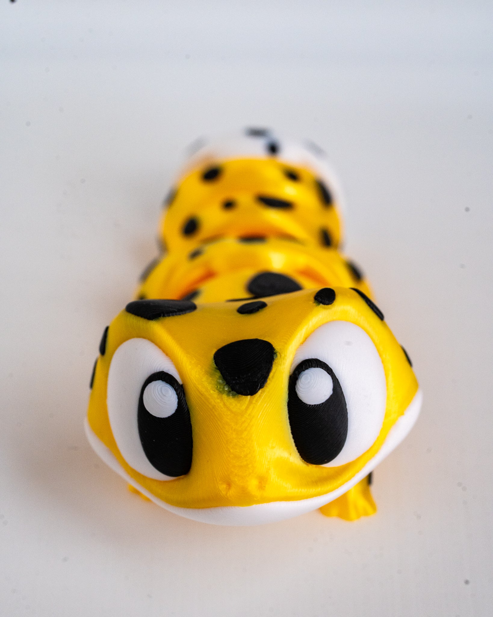Articulated gecko figurine with spotted pattern