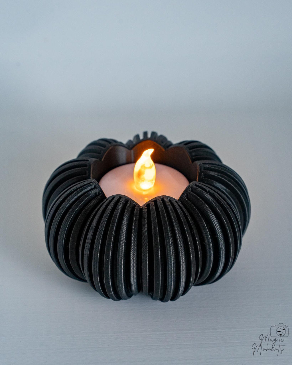 Ribbed pumpkin tealight holder in black colour
