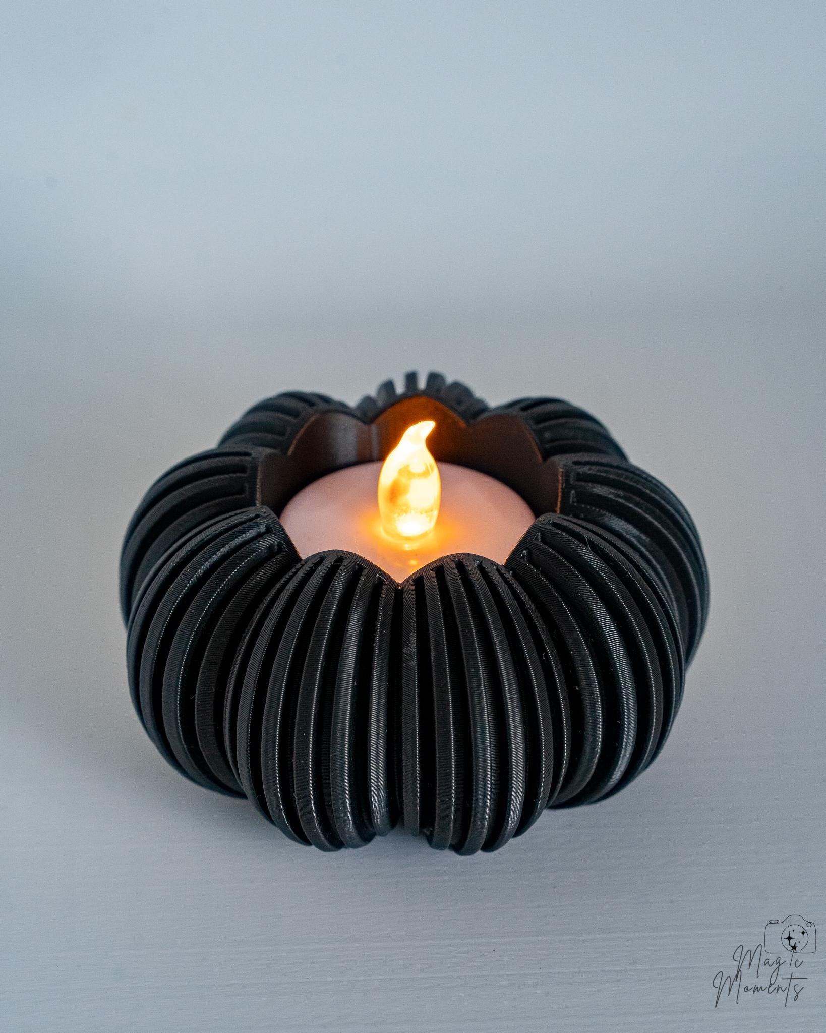 Ribbed pumpkin tealight holder in black colour